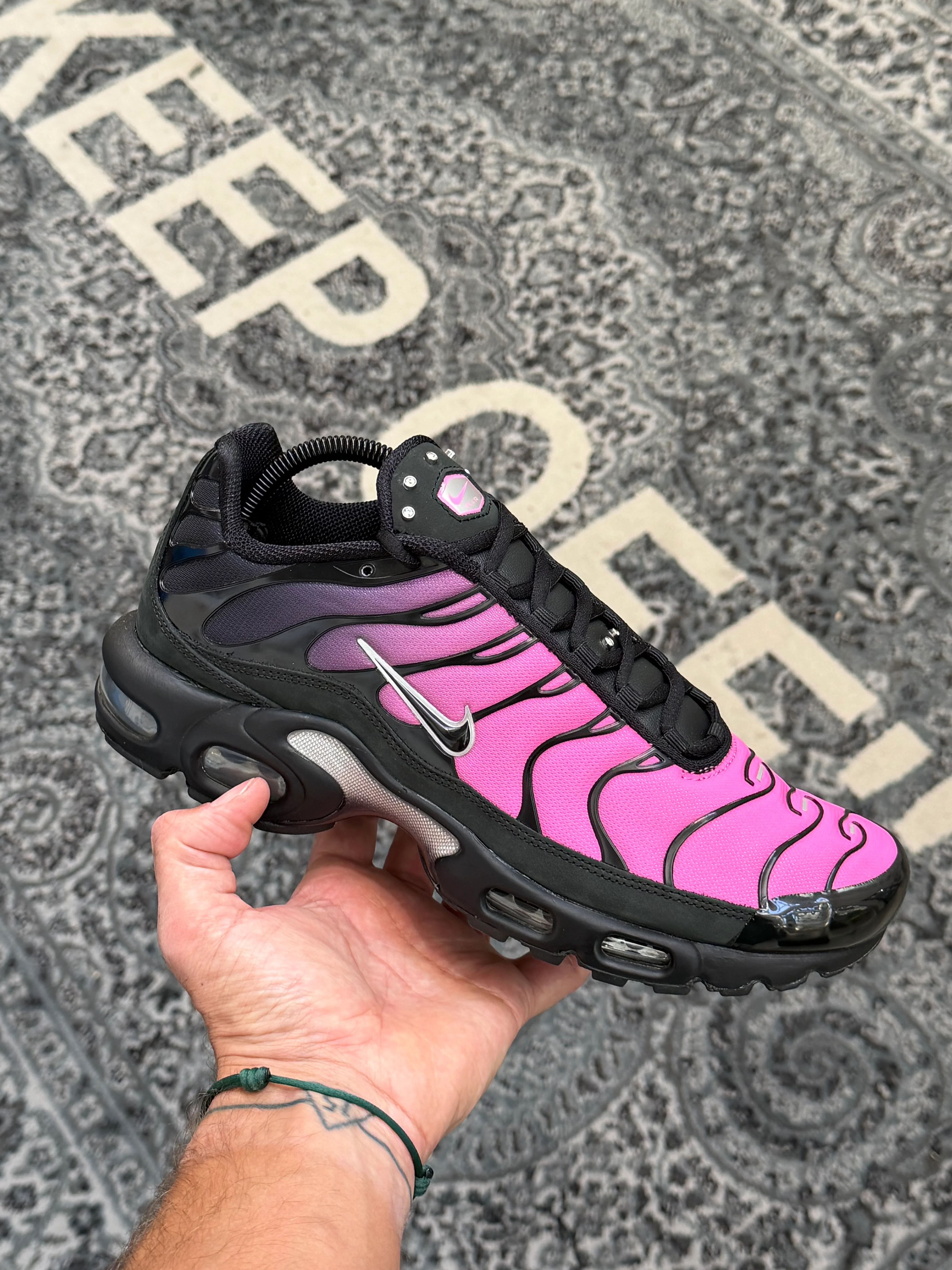 Nike Air Max Plus Tuned 1 Black Peony Womenâs - Image 2